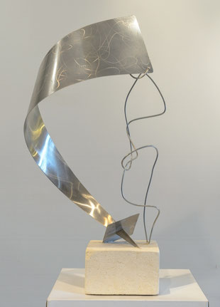 sculpture en inox avec rond d'inox, aérienne, socle pierre
