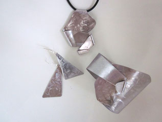 ensemble en inox : pendentif, boucle d'oreilles, bracelet
