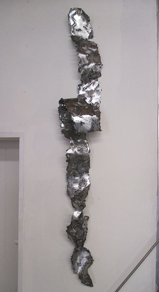 sculpture de mur étroite en acier verni forme de noeud