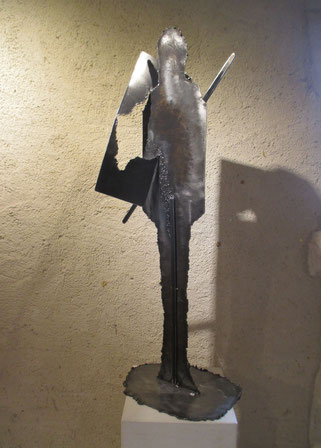 sculpture d'homme en acier verni 