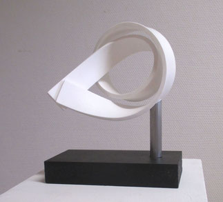 sculpture en résine, solid surface, tube inox, socle bois noir