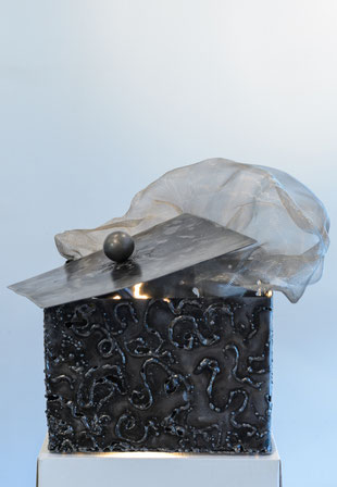 boite en acier verni travaillé à la soudure à l'arc avec dessins à l'électrode, couvercle avec boule acier verni  soudé sur la boite et voile d'inox sortant de la boite