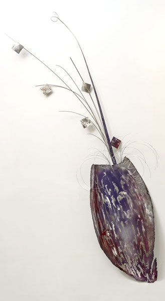 sculpture de mur en inox peint violet, mauve, rose, rouge brique, très aérienne
