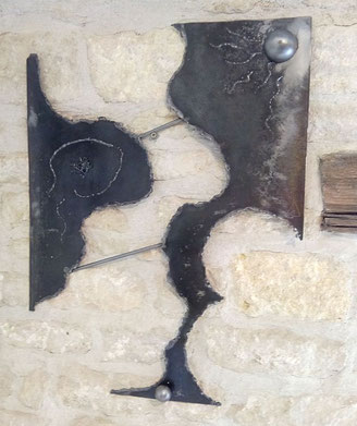 sculpture de mur en acier verni et petites boules en 2 parties reliées entre elles 
