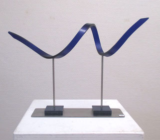 sculpture en résine, solid surface bleue pied carrés de résine bleu, socle et tiges inox