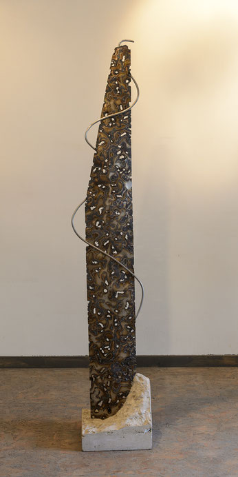 sculpture en inox coloré par la chaleur  avec socle béton indoor, outdoor avec inclusion d'inox pour clipser un spot à l'arrière travaillé à la soudure à l'arc