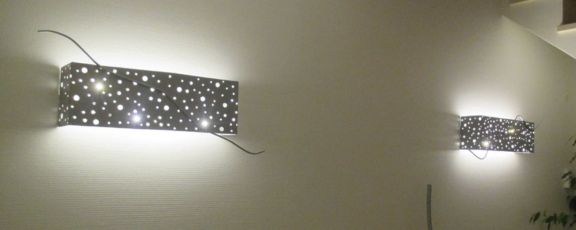 appliques vendues avec ou sans bandeau leds, en acier verni ou inox avec trous, lumière scintillante, ambiance unique mur