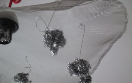 suspension lustre en voile d'inox style capeline avec pendentifs en spirales d'inox