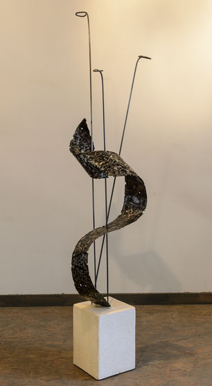sculpture en acier verni sur socle pierre travaillé à l'arc soudure art galerie