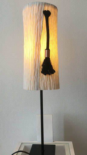 lampe avec abat-jour en papier artisanal "smocké", insertion de corde et cuivre. Socle en acier noir.